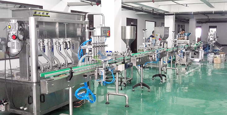 六頭臥式攪拌直線醬料灌裝機(jī)車間圖