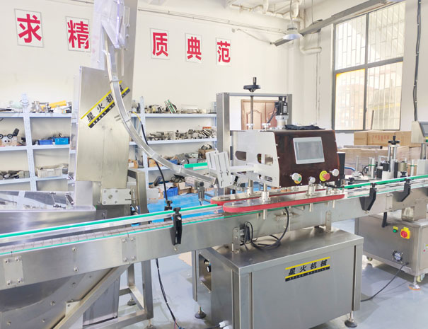 四輪夾旋式自動上蓋旋蓋機